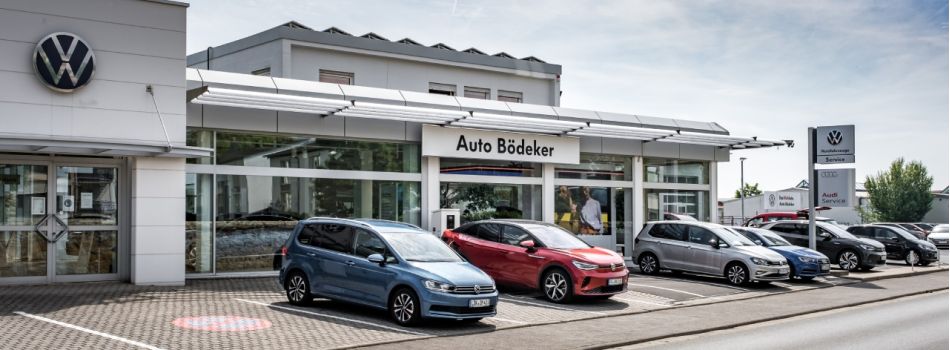 Gebäude des Authaus Bödeker in Butzbach. Zwischen dem Gebäude und der Straße stehen Verkaufsfahrzeuge